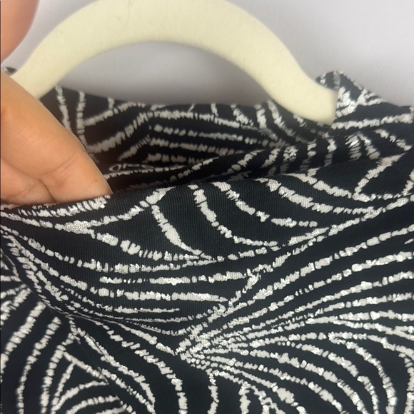 Olsen Hannah Black & White Leaf Patterned Glitter Accents Long Sleeve Top Size L - Picture 8 of 13